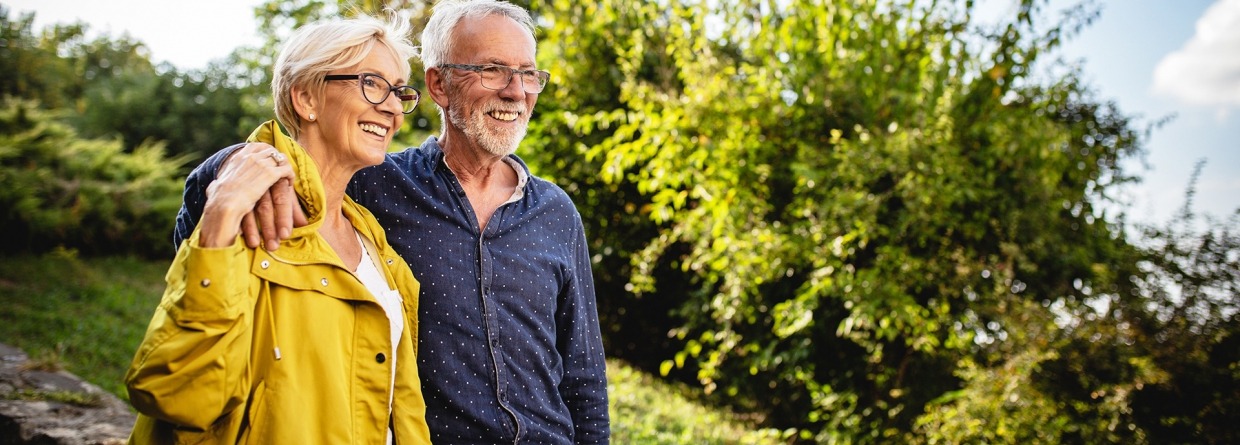 Senior paar genieten in Park, inkomen, pensioen, senioren, ouderen