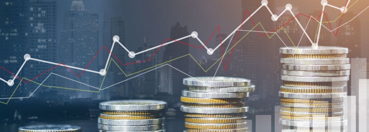 stapeltjes geld van klein naar groot als symbool dat de economie groeit