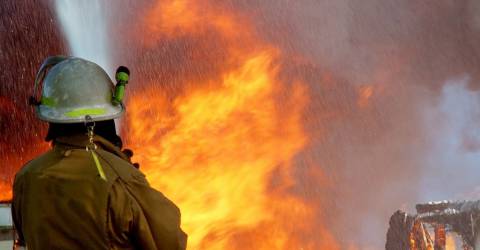 Brandweer blust het vuur