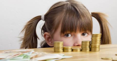 Kind kijkt naar geld