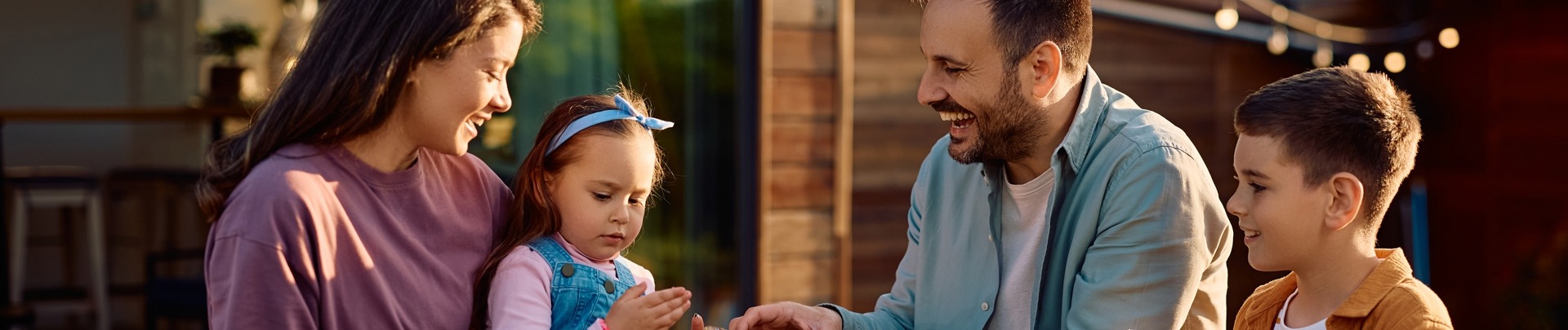Gelukkige familie geniet van het dessert na een fijne lunch samen
